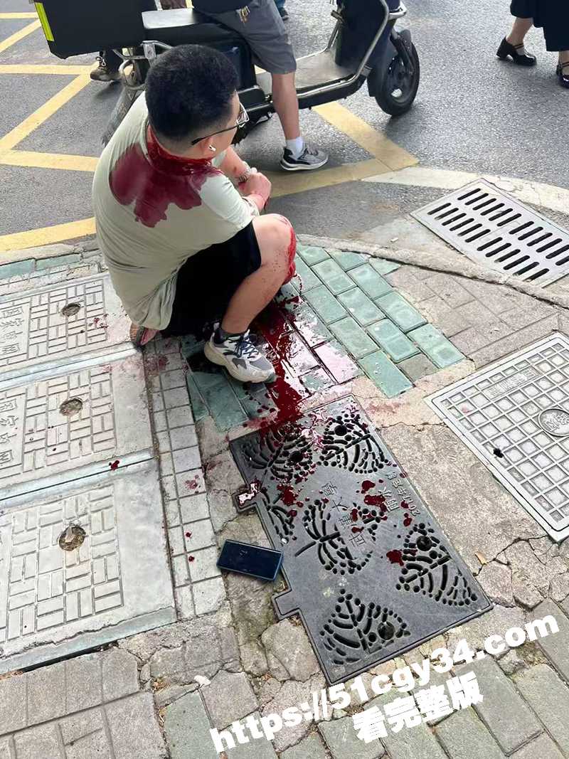 武汉大学 男生只因答辩没过不能毕业 便在学校食堂进行无差别砍人 现场完整版视频流出！