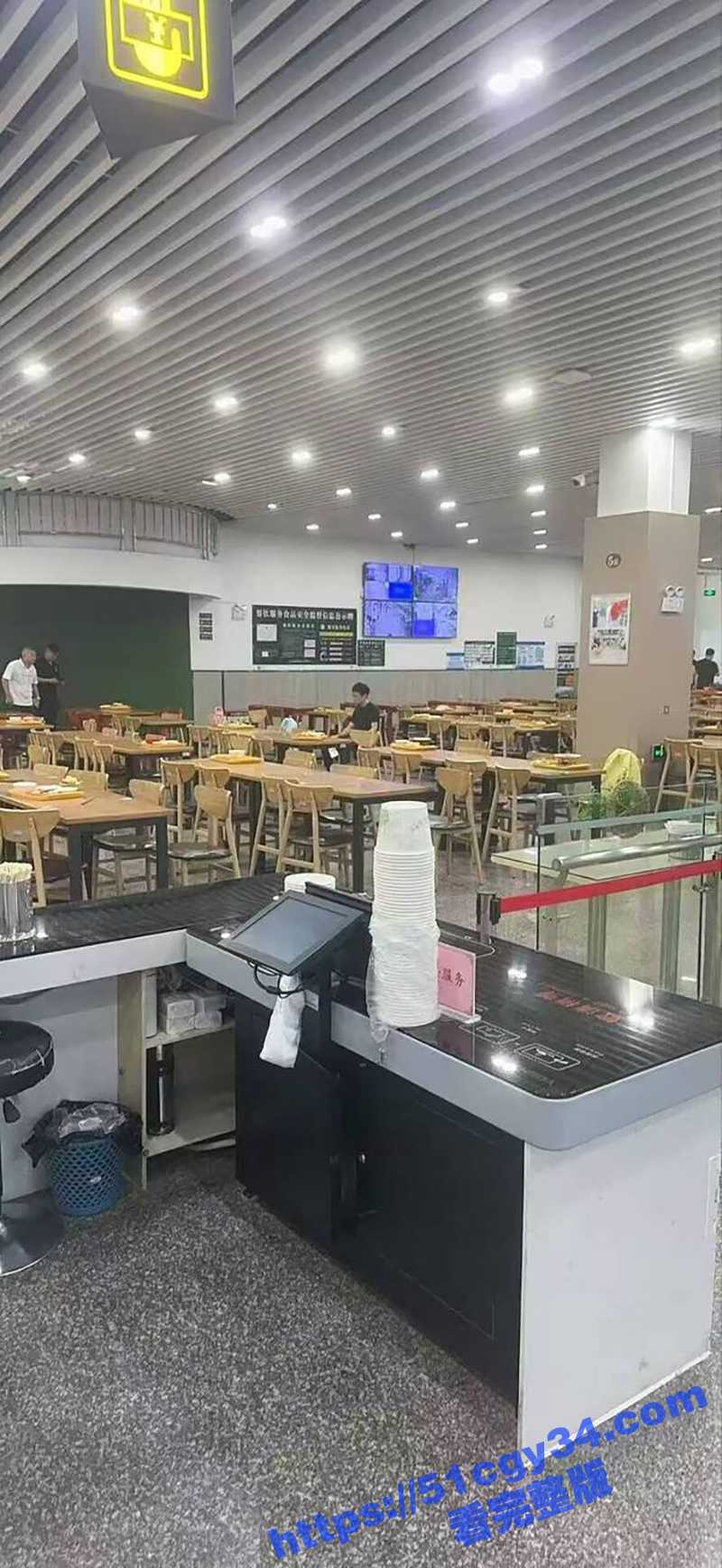武汉大学男生答辩不过食堂无差别砍人视频（2）