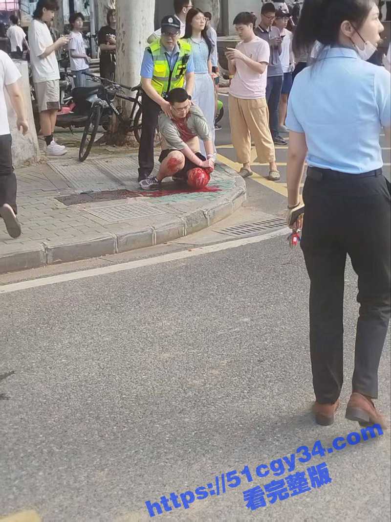 武汉大学男生答辩不过食堂无差别砍人视频（6）