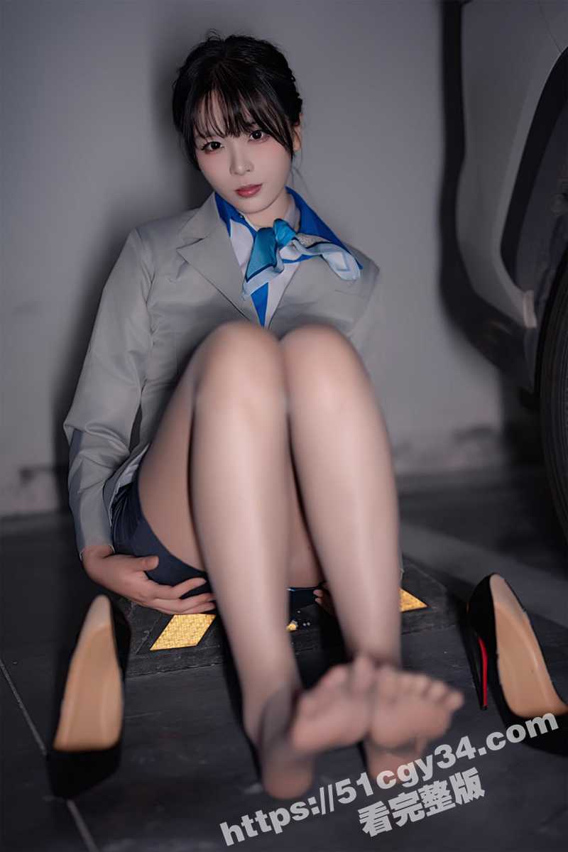 新晋国模女神轩萧学姐最新写真视图车库里的空姐（4）