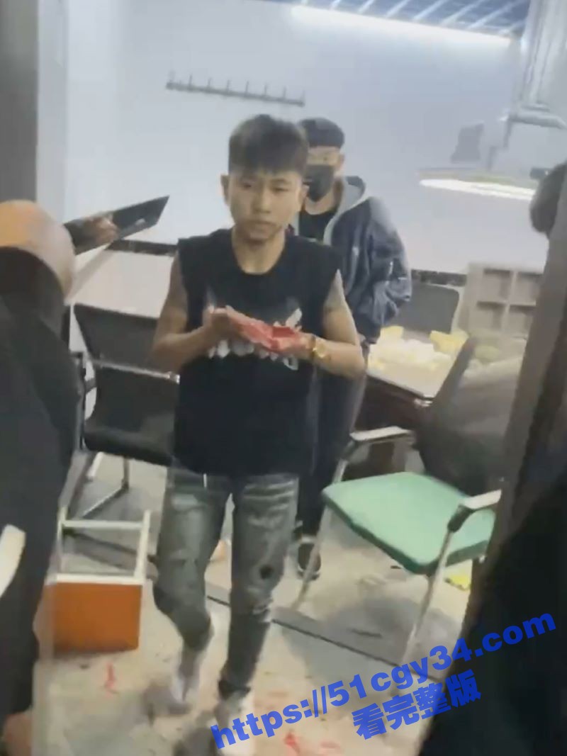 精神小伙台球厅暴怒持刀砍人 手掌惨遭斩成两半 现场血淋淋一片 血腥胆小勿入！