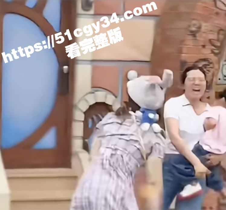 上海迪士尼情侣和一家三口打架露奶现场视频（3）