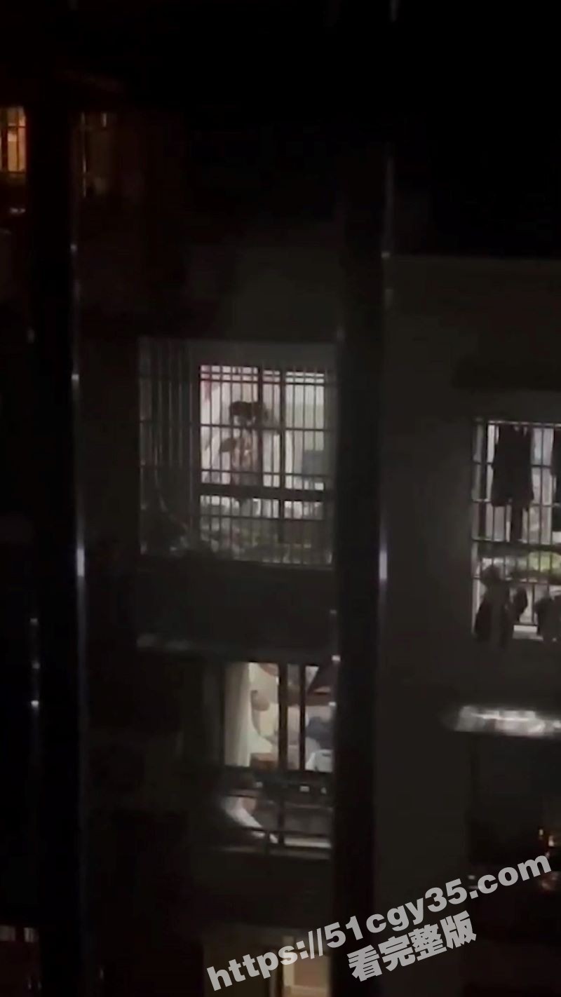 夫妻居家性爱被邻居拍下 4