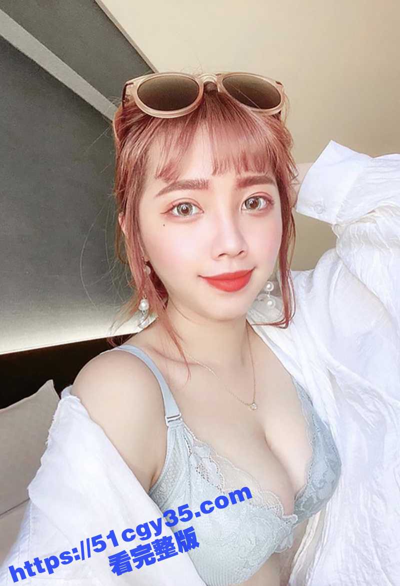台湾情侣网调泄密 爆乳美容师上班玩裸聊 甜美颜值火辣身材 揉巨乳掰小穴 蹶臀狂撩超刺激！
