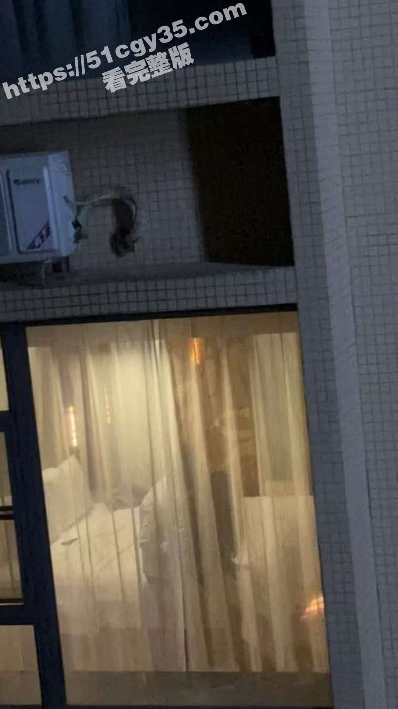 饥渴情侣隔窗激情交合 多体位打桩遭偷拍 妹子身材超火辣 观众比当事人还激动！