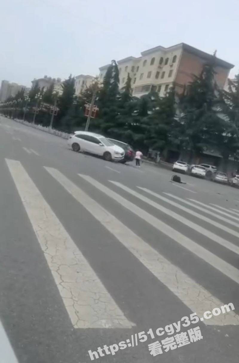 陕西宝鸡张春凤开车撞小三误伤路人07