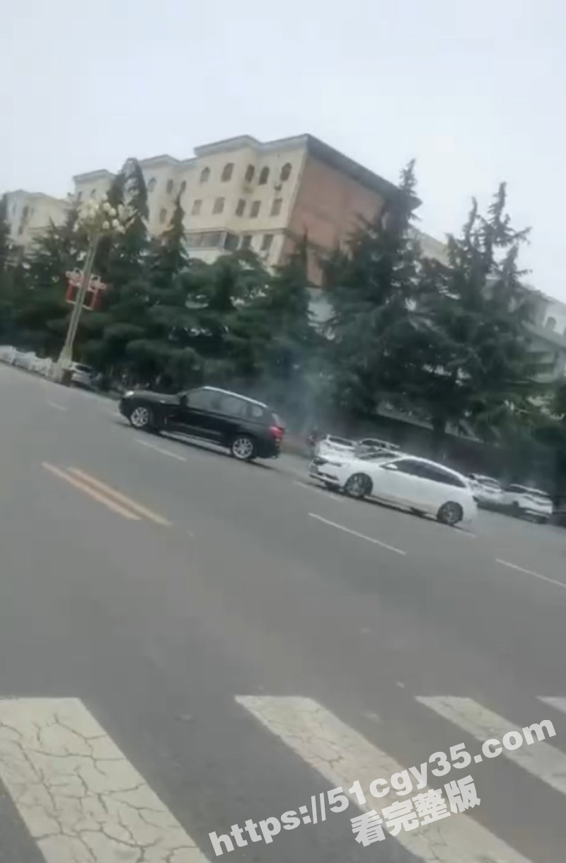 陕西宝鸡张春凤开车撞小三误伤路人08