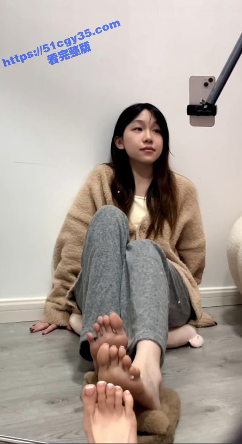 抖音极品嫩妹 别拔虎牙 金主定制舔脚足交吞袜私拍流出 绝美玉足诱惑无比 足控党的瓜友们这下有福了！