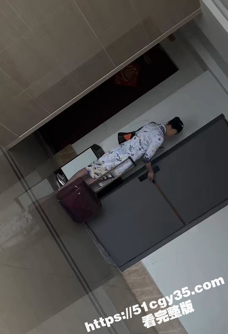 真实恋物癖打手枪系列！变态男趁着空姐出门 偷翻垃圾袋狂玩原味内衣 对着她穿过的鞋撸管！