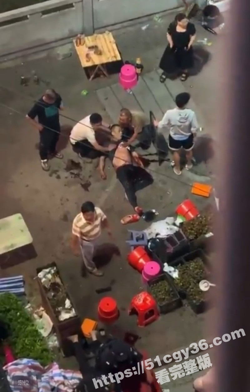 广西百色乐业县水果摊商贩砍警察事件02