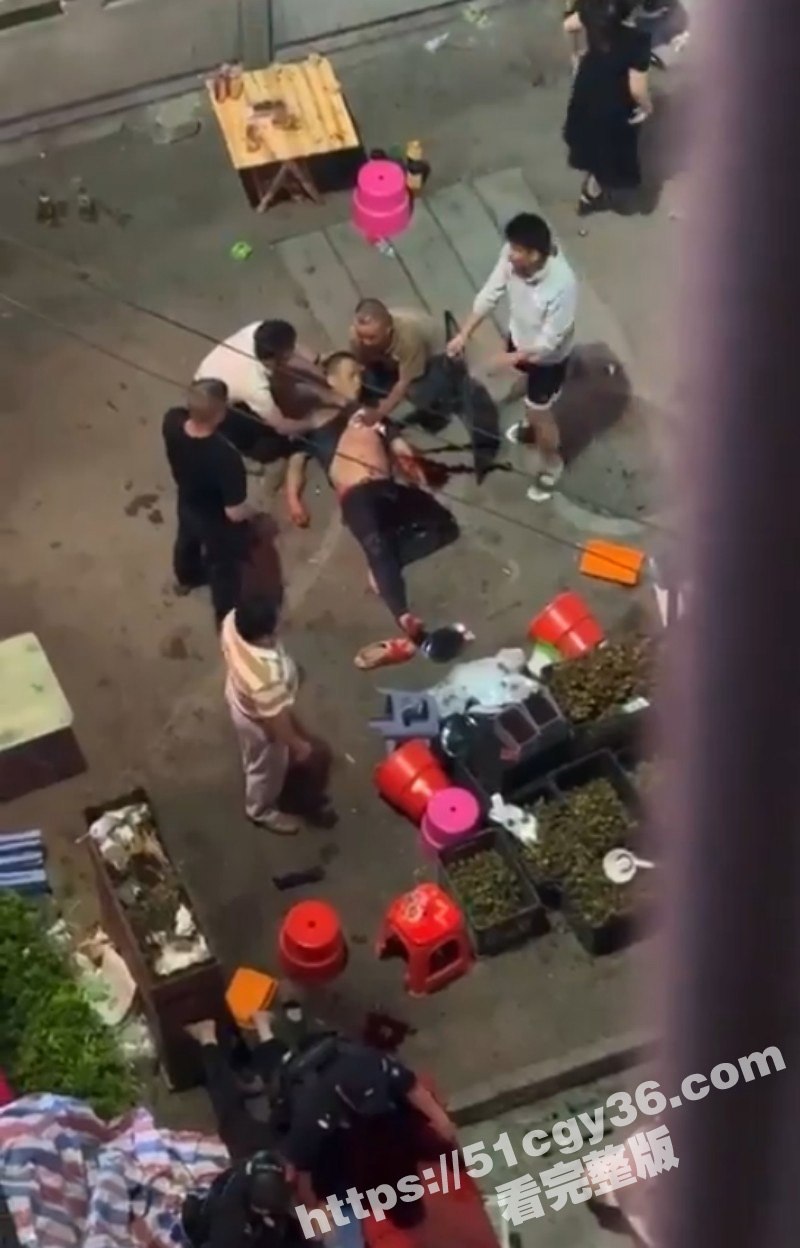 广西百色乐业县 一水果摊商贩与帽子叔叔发生争执后 竟持刀当街威胁 后被围观群众合力救出！
