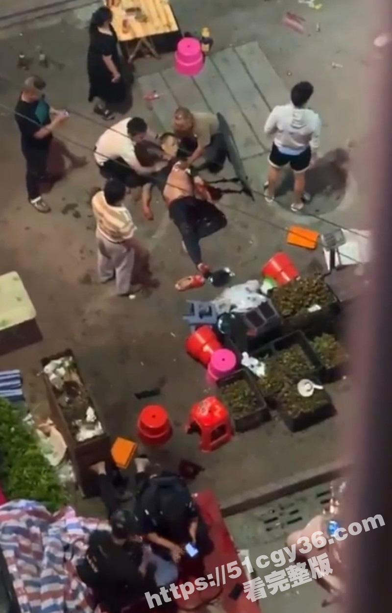 广西百色乐业县水果摊商贩砍警察事件03