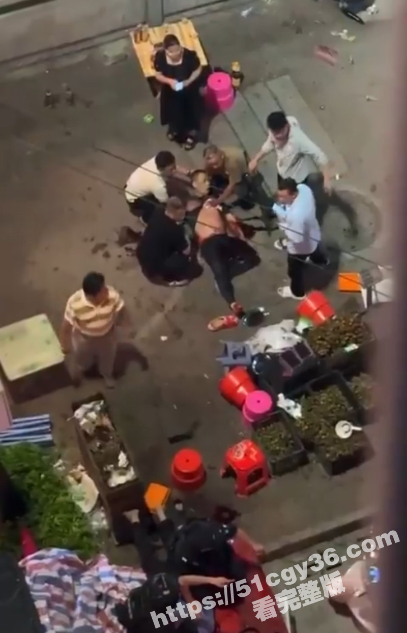 广西百色乐业县水果摊商贩砍警察事件05
