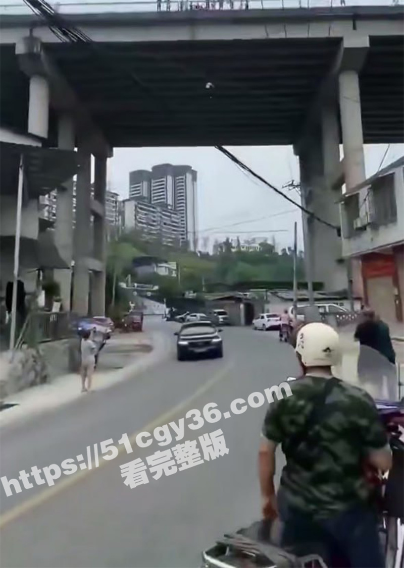 四川叙永县小伙 被自己的老婆骗去搞大量贷款跑路崩溃跳桥当场死亡 拷贝 3