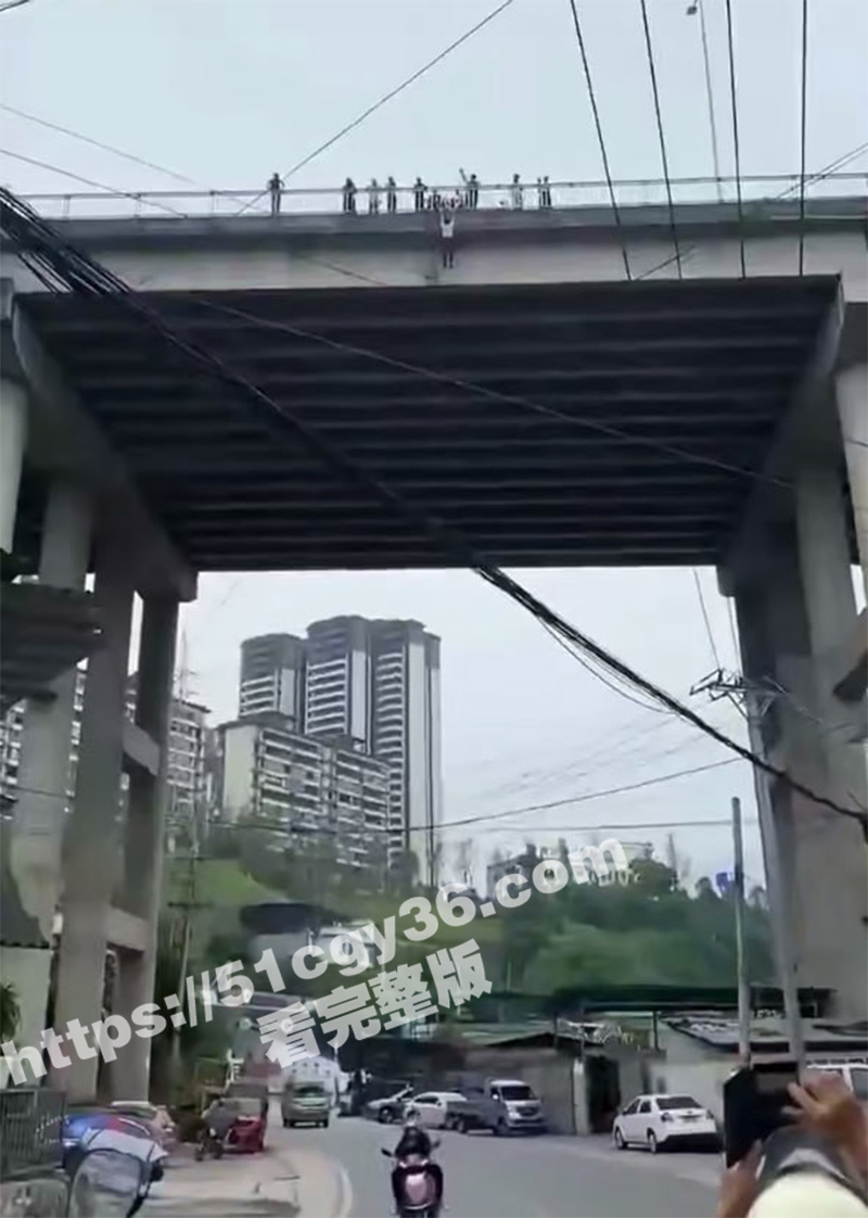 四川叙永县小伙 被自己的老婆骗去搞大量贷款跑路崩溃跳桥当场死亡 拷贝 6