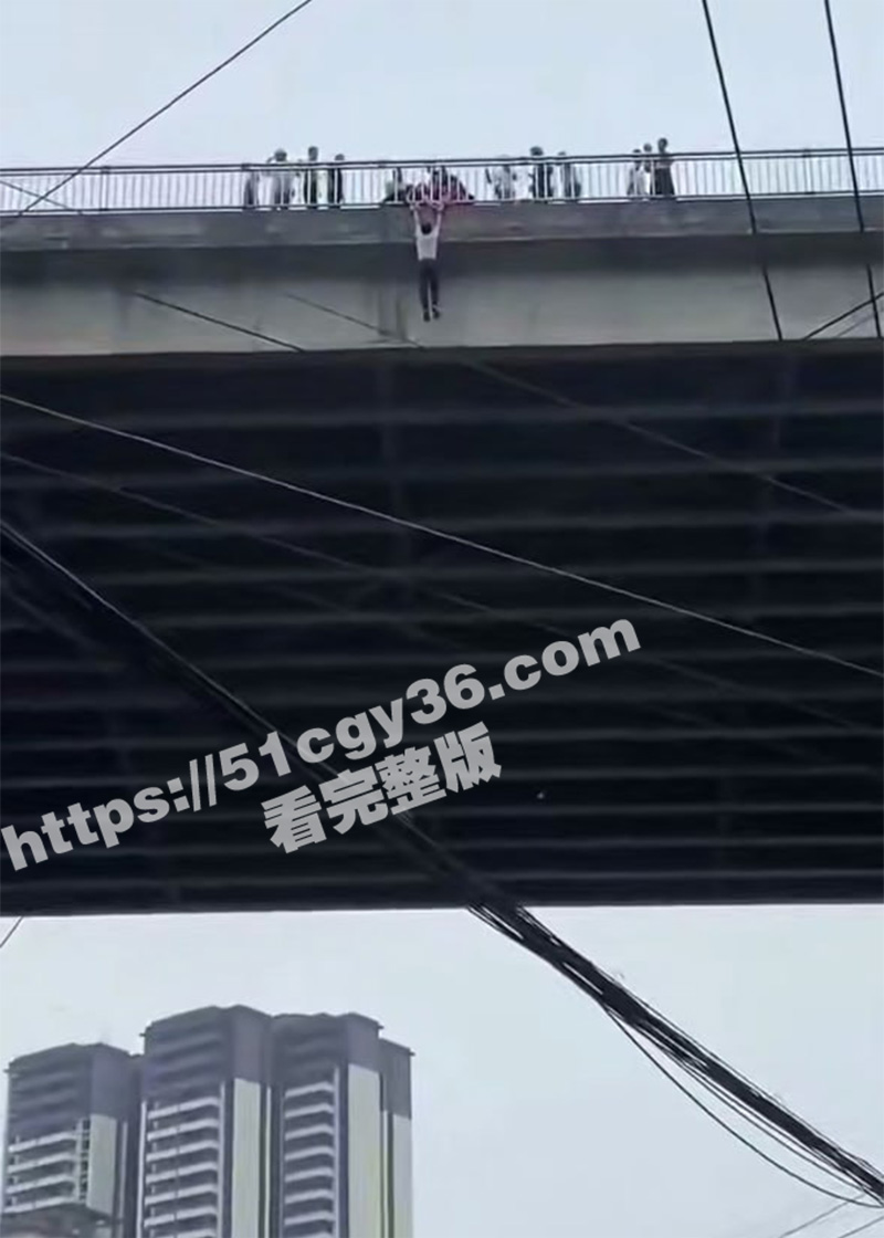 四川叙永县小伙 被自己的老婆骗去搞大量贷款跑路崩溃跳桥当场死亡 拷贝 2