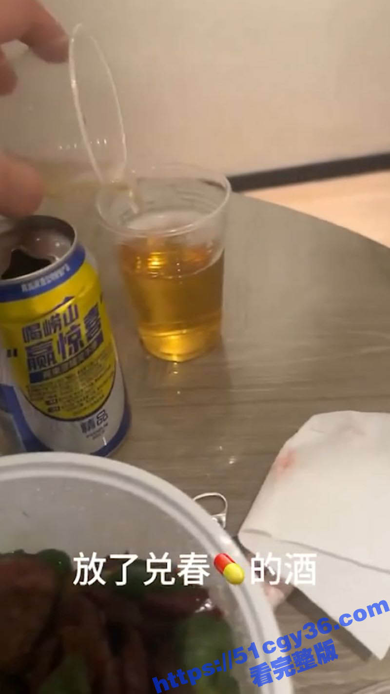 御姐脸萝莉音嫩妹酒店被下春药 开档黑丝下骚穴饥渴难耐 主动索求被大屌打桩狂操 淫叫连连！
