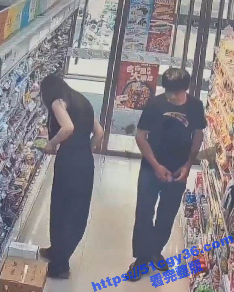 男子超市看见嫩妹直接掏出鸡巴开始甩 3