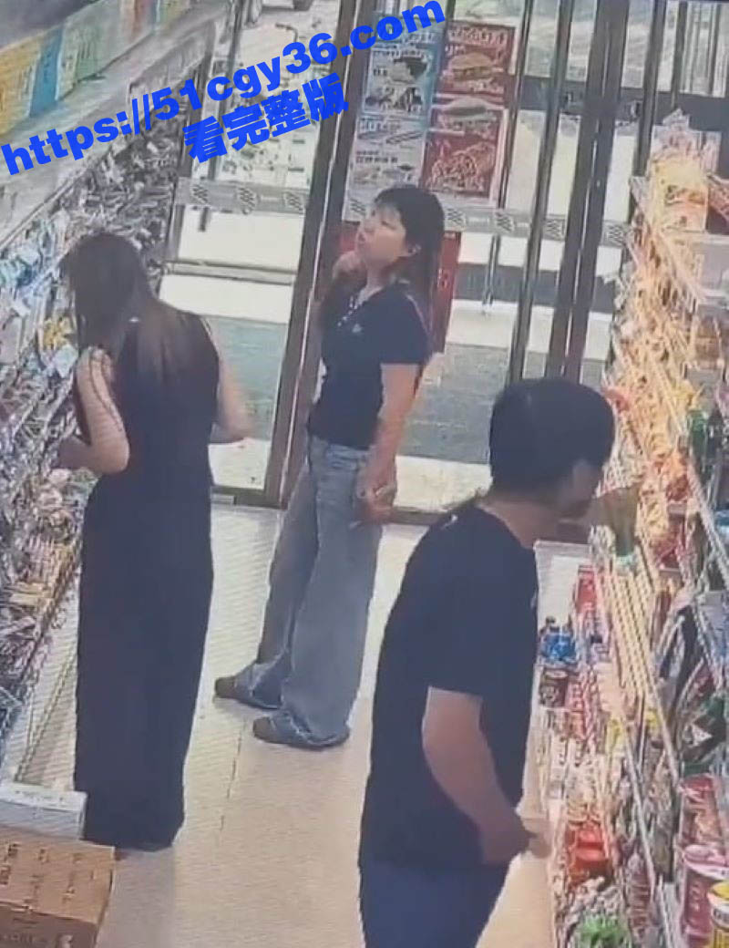 男子超市看见嫩妹直接掏出鸡巴开始甩 2