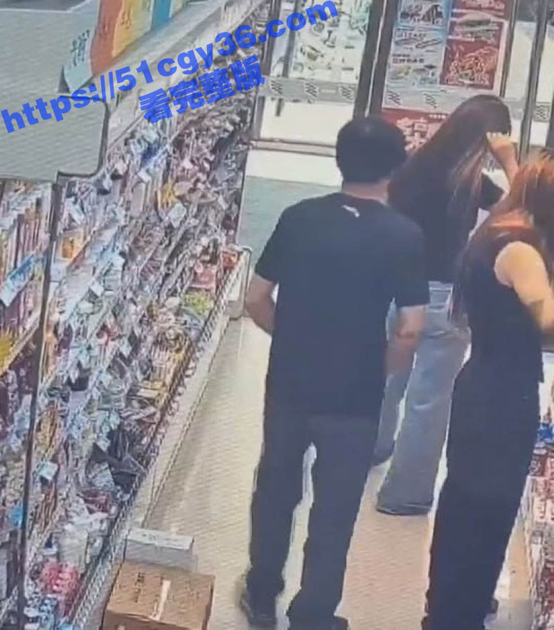 超市惊现变态男 在嫩妹面前盯着蜜臀 掏鸡巴狂甩 变态露出癖好令人瞠目！
