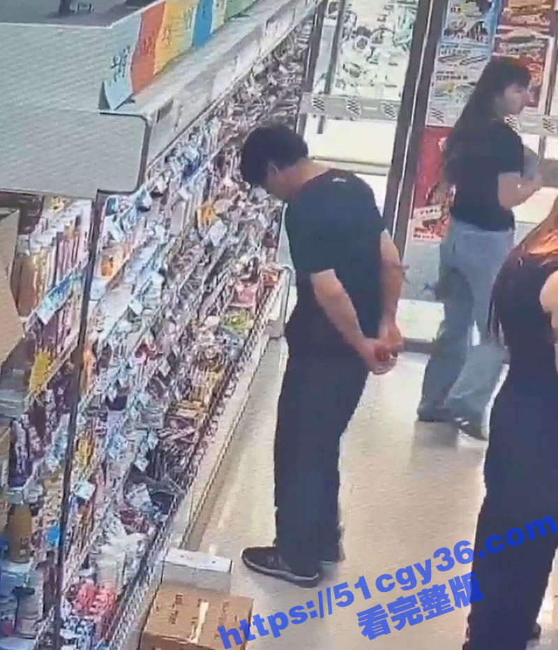 男子超市看见嫩妹直接掏出鸡巴开始甩 4