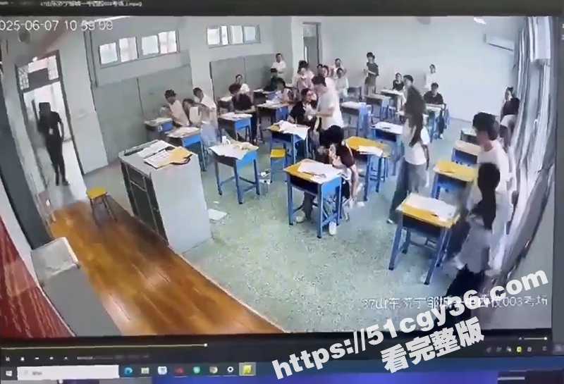 高考考生发狂撕试卷视频流出 4 拷贝