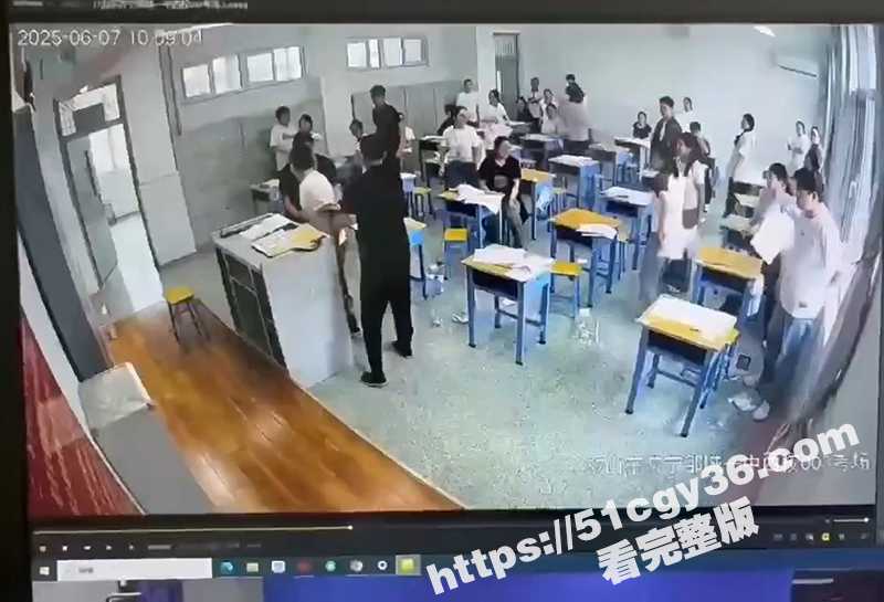 高考考生发狂撕试卷视频流出 5 拷贝