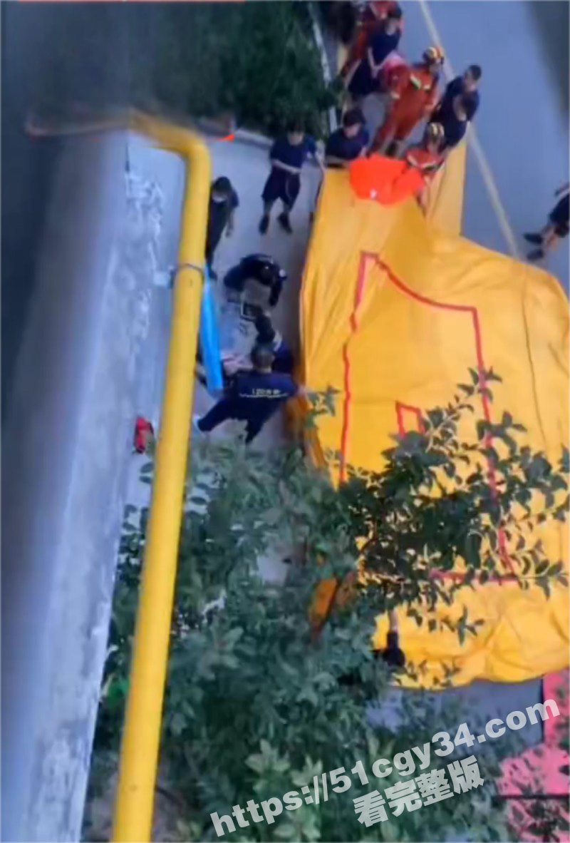 河北一小区男子跳楼当场殒命03