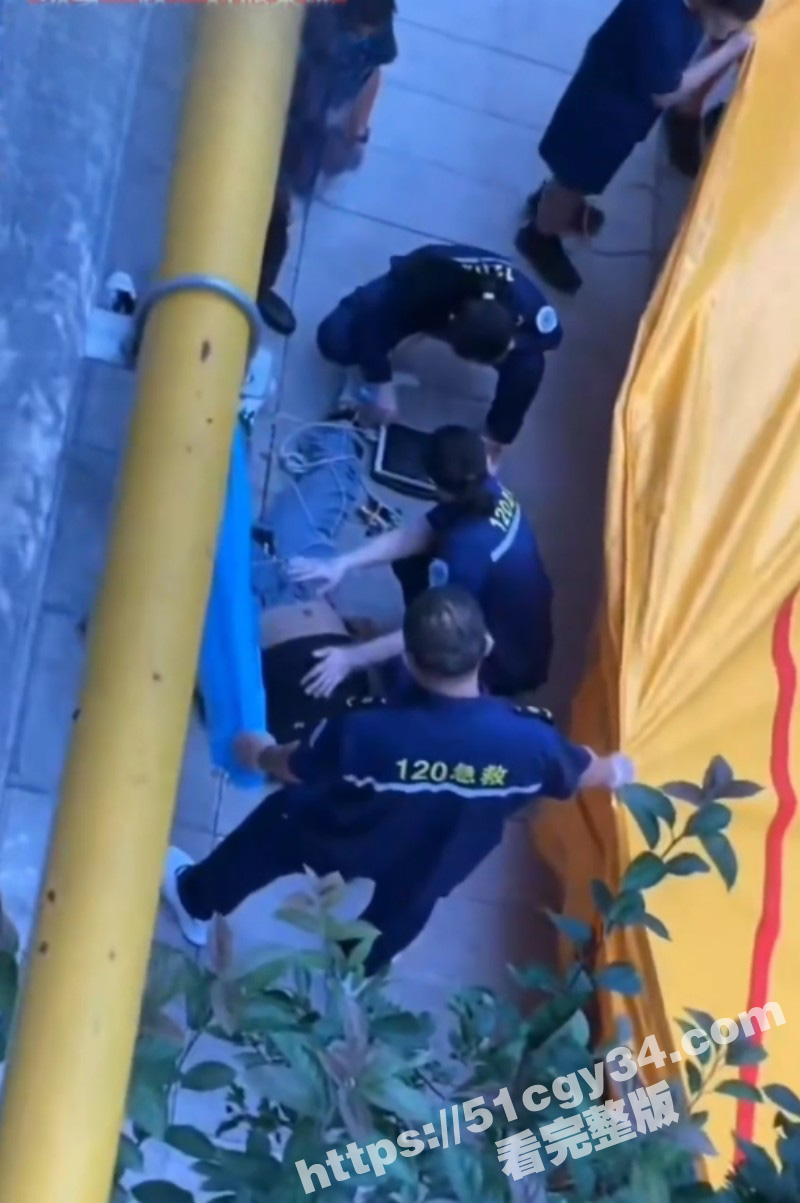 河北一小区男子跳楼当场殒命04