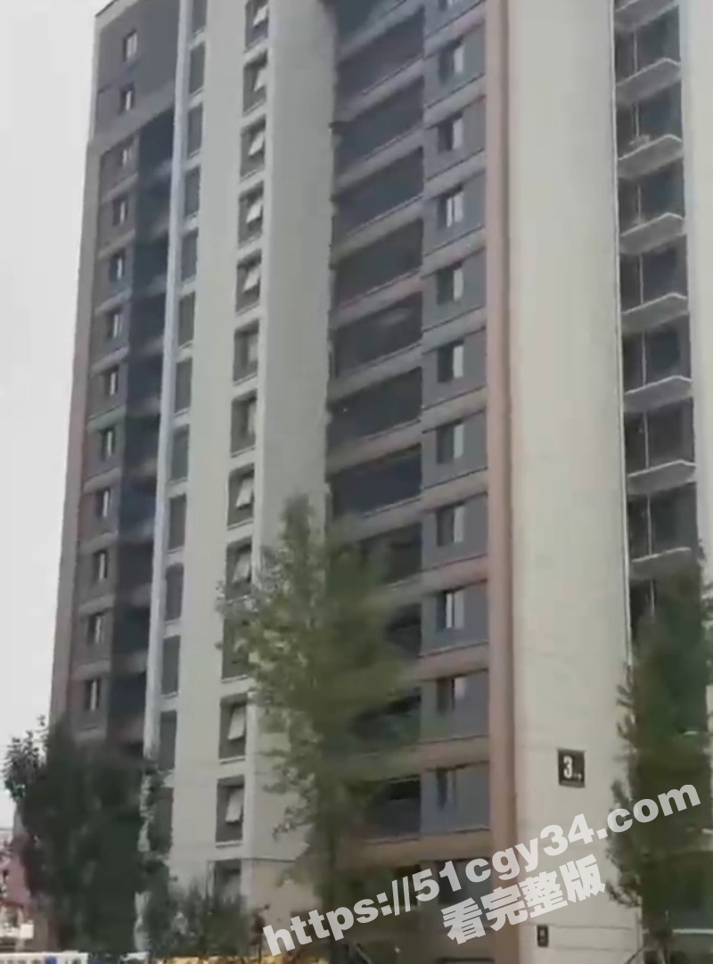 河北一小区再现信仰之跃 男子楼顶一跃而下 不幸避开救生气垫砸在地面 闷响过后当场殒命！