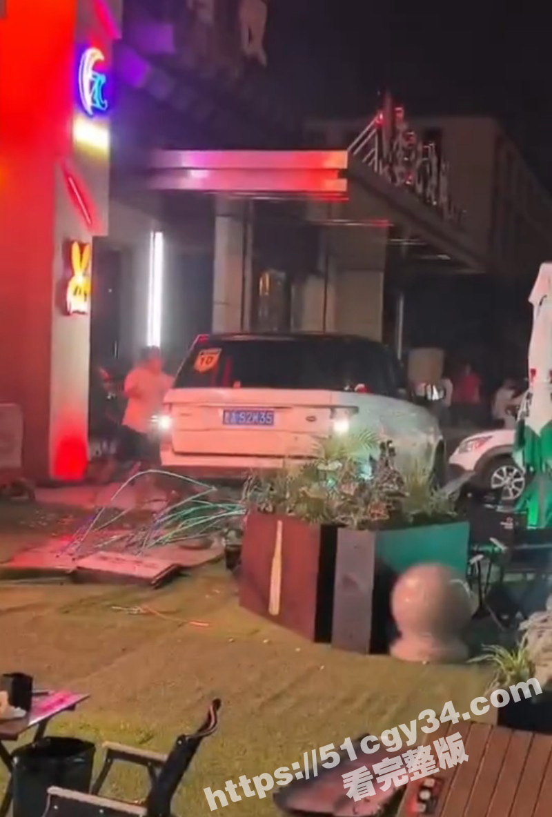 山西太原花海酒吧男子醉酒后开车撞人02