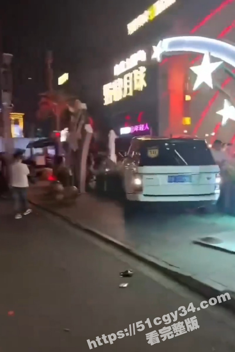 山西太原花海酒吧 两男子醉酒后发生矛盾 竟开车撞向无辜人群 开路虎脑子也虎啊！