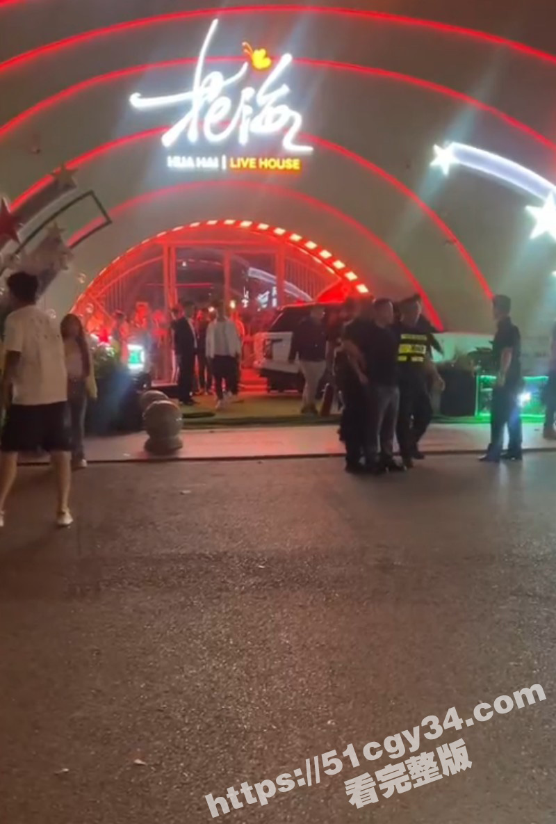 山西太原花海酒吧男子醉酒后开车撞人03