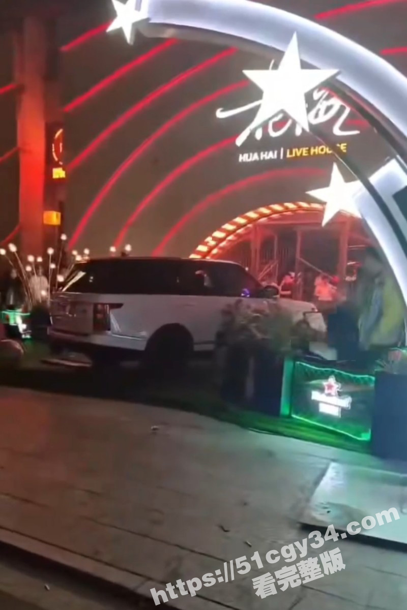 山西太原花海酒吧男子醉酒后开车撞人06
