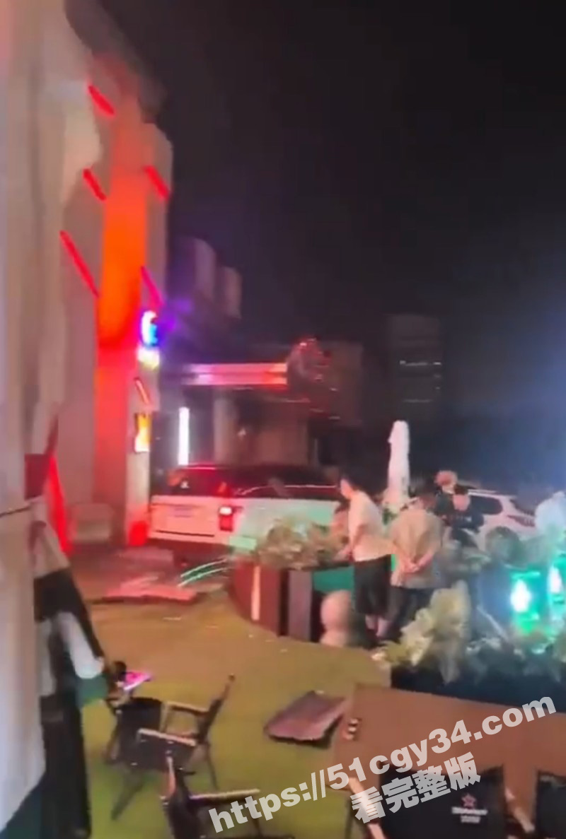 山西太原花海酒吧男子醉酒后开车撞人04