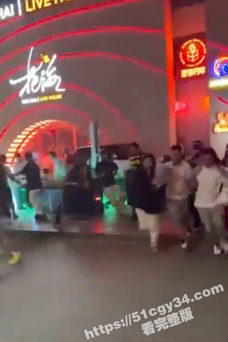 山西太原花海酒吧男子醉酒后开车撞人05
