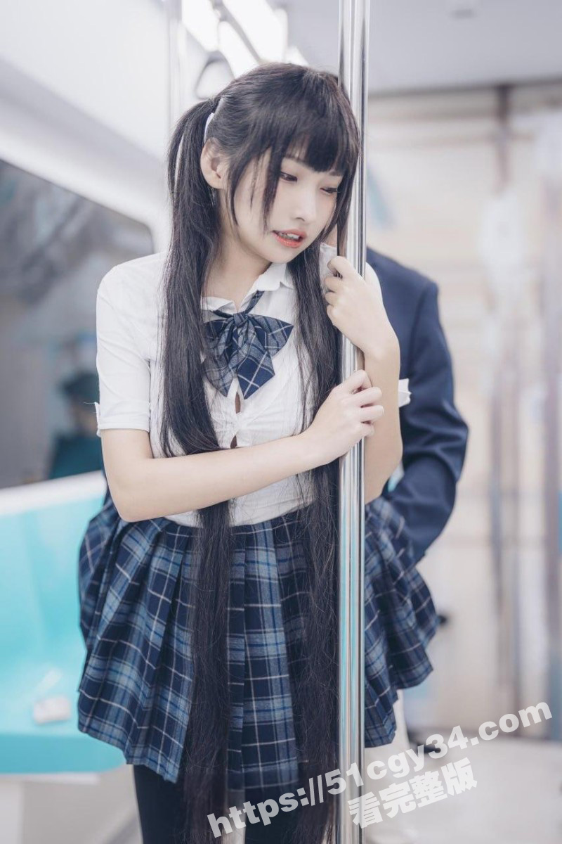推特慕慕Momo电车通学少女写真花絮03