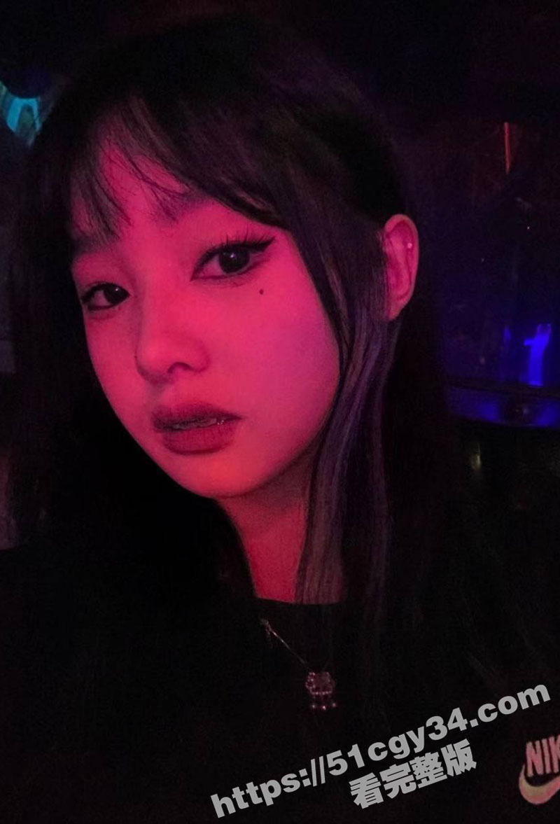 云南弥勒小美女 何姗 网调视频曝出 为买iPhone16轮为金主母狗 用卷发棒插逼自慰 骚的冒烟！
