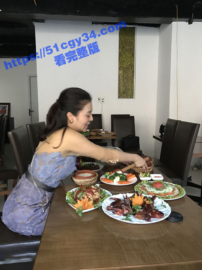 富二代fKabuto约炮25岁大学女老师 拷贝