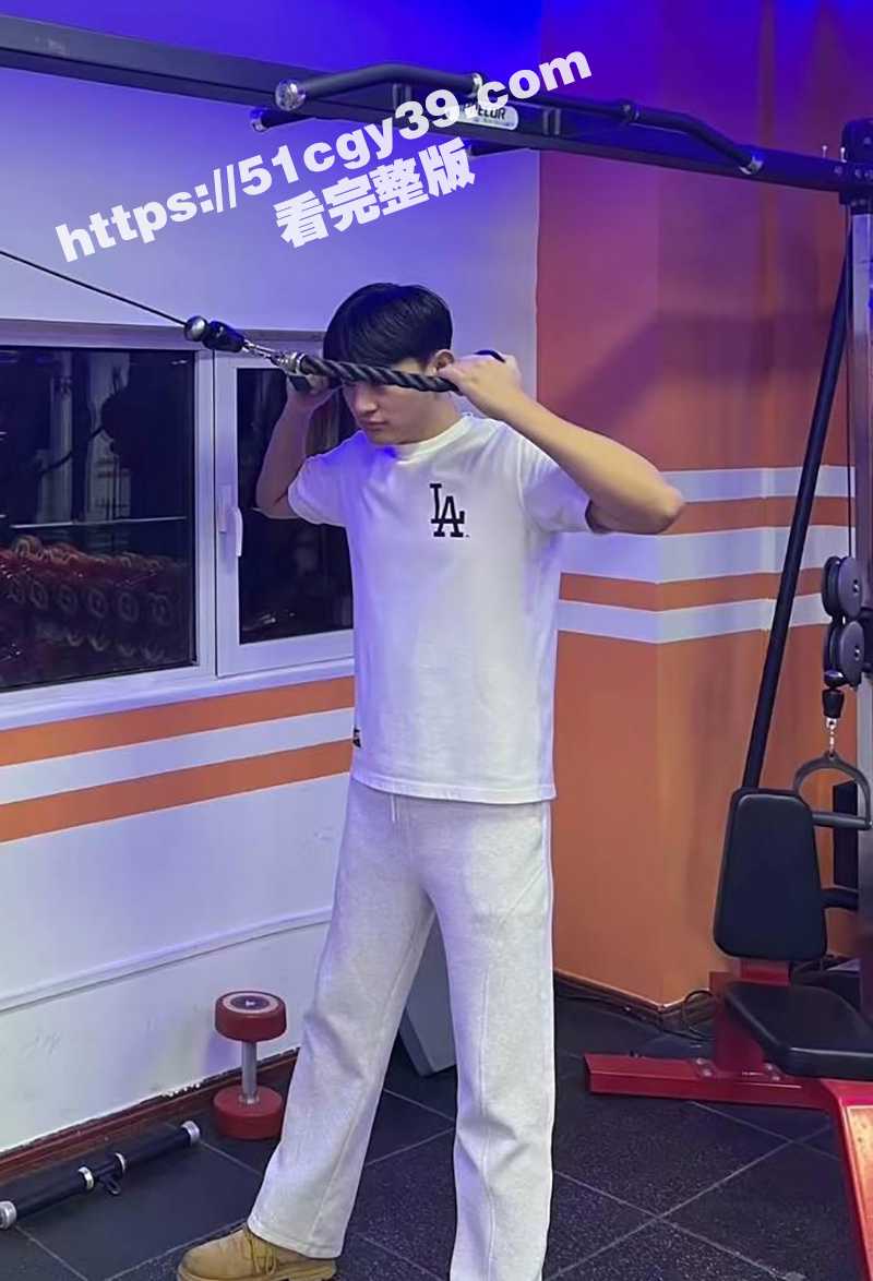 人民大学校草 金开来 男同3P视频爆出！双性恋男神被金主包养 跪床撅臀玩前后夹击 爆菊特写骚到炸裂！