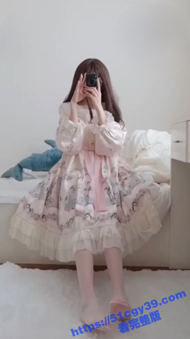 极品萝莉福利姬 仙仙桃 土豪高价定制福利 多套JK制服情趣装私拍 道具自慰更是淫水狂喷！
