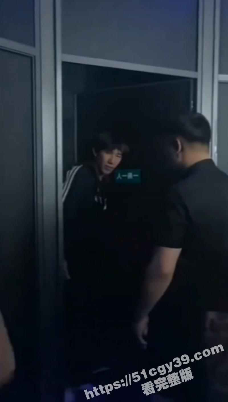 酒吧厕所小情侣做爱被保安敲门04