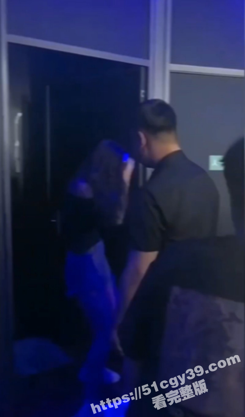 酒吧厕所小情侣做爱被保安敲门05