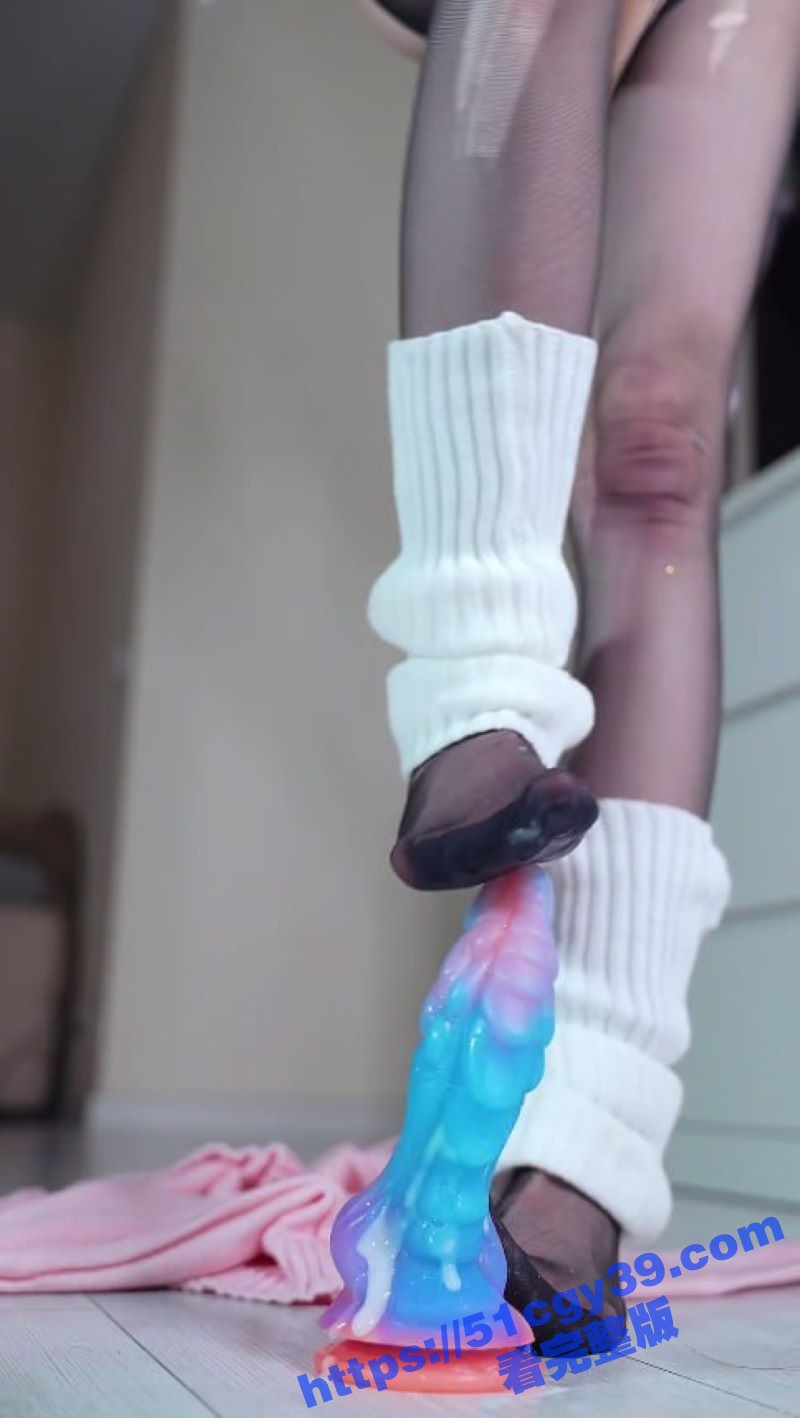 欧美顶级COS网黄poppygirl黑丝足交幻龙自慰 4