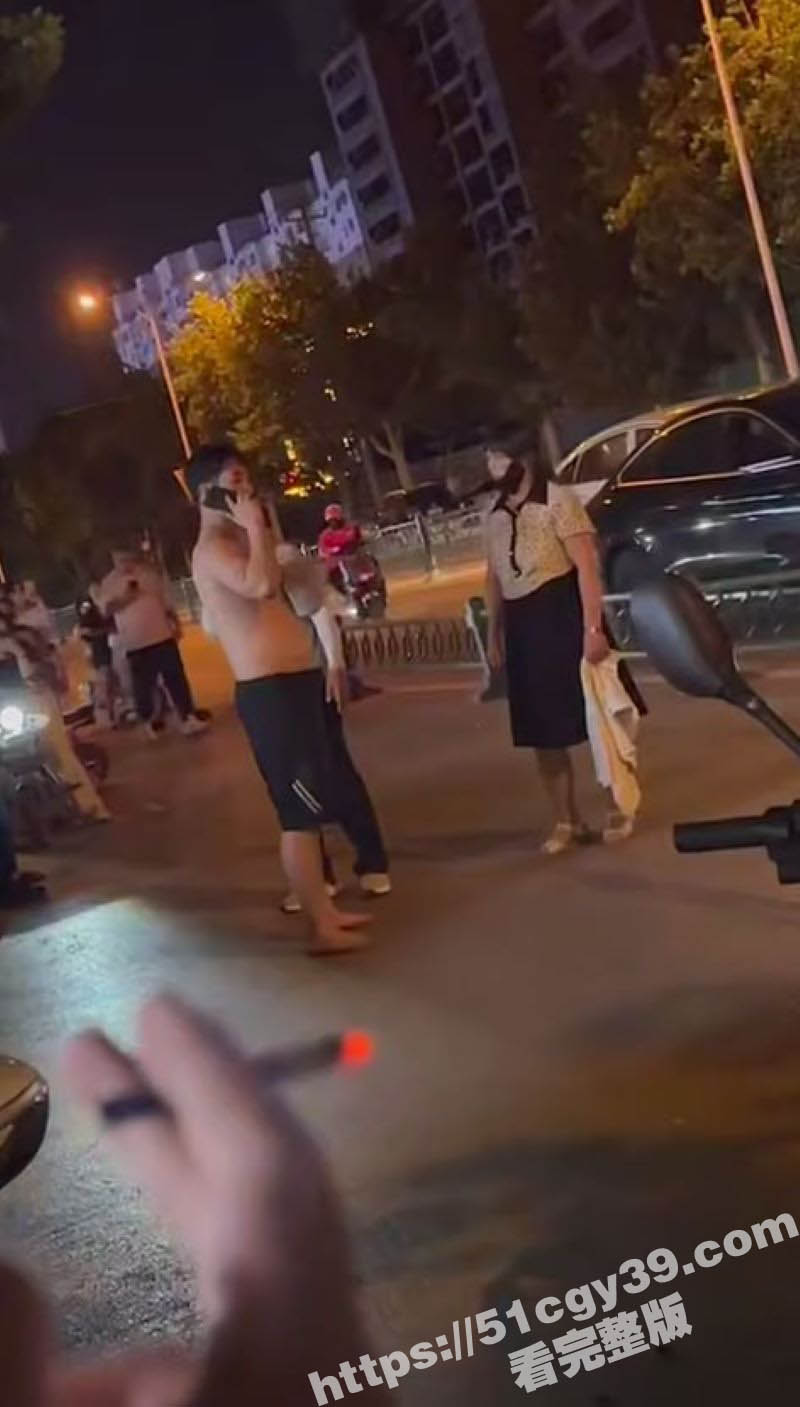 山东曹县万基儿子在外面抓到老妈出轨 1