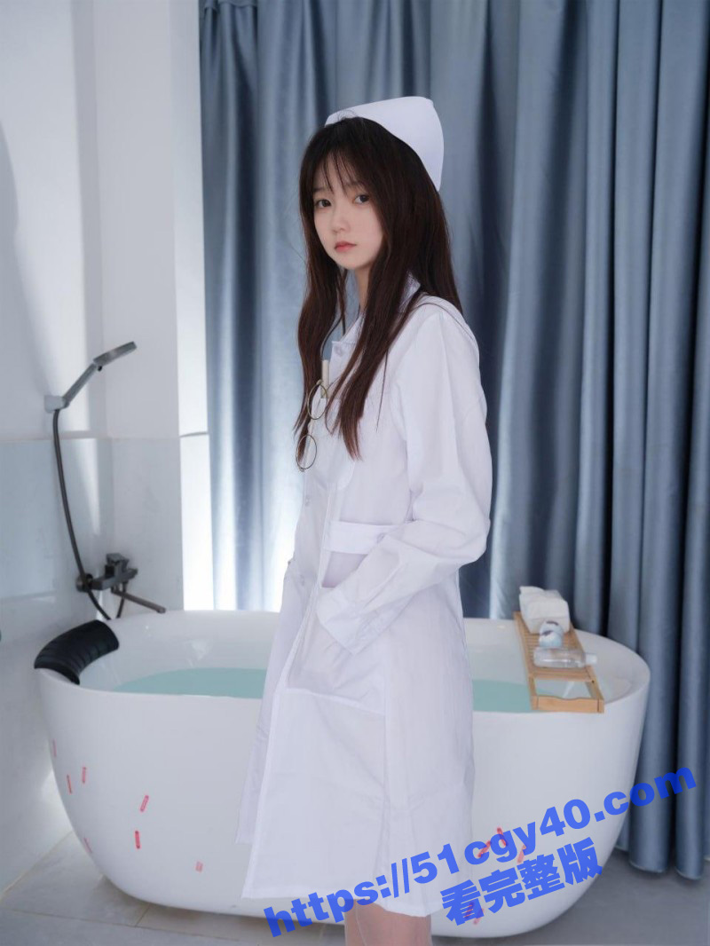 紧急企划超嫩女神 小恩 喷血私拍 楼梯间露出稚嫩肉鲍 白丝护士服衬托白嫩诱人胴体！