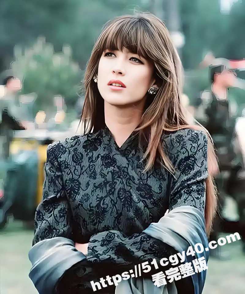 法兰西国宝级女神 苏菲•玛索 电影节首映衣服脱落不慎露点 早年更是拍摄大尺度三级全裸出镜 年轻时真是绝世颜值！
