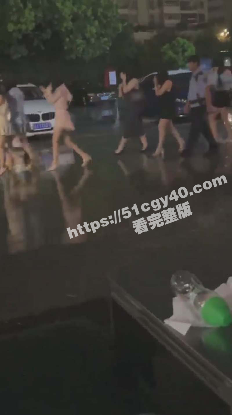 公主请上车！17号晚上杭州大规模扫黄 小仙女排队被蜀黍带走 不知道有没有瓜友中招呢！