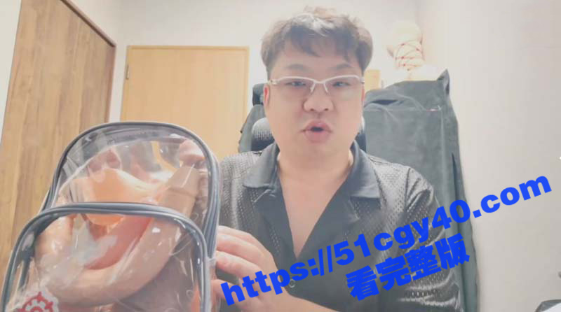 霓虹少妇 被老公户外羞耻调教 穿裸照T恤背阳具背包买水果 路边自慰喷尿惊呆路人！