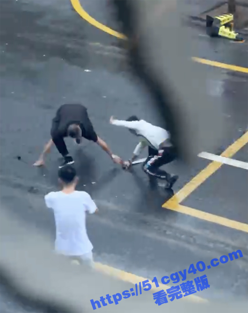 俩男子街头打架互砍 好心小伙拉架被无辜砍伤 现场一片血迹 完整版视频流出！